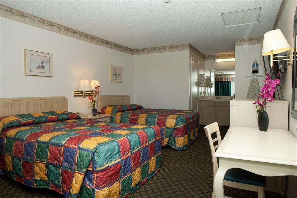 Town House Motel Lancaster Eksteriør billede